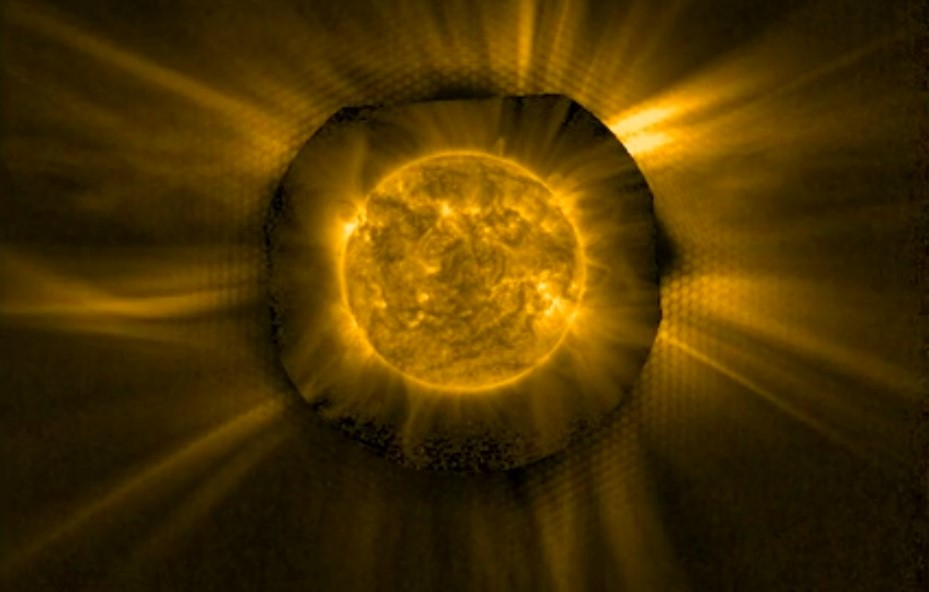 Los científicos han utilizado el Extreme Ultraviolet Imager (EUI) del Solar Orbiter de la ESA / NASA en un nuevo modo de operación para registrar parte de la atmósfera del Sol que ha sido casi imposible de fotografiar hasta ahora. Al cubrir el disco brillante del Sol con un "ocultor" dentro del instrumento, EUI puede detectar la luz ultravioleta millones de veces más débil proveniente de la corona circundante.