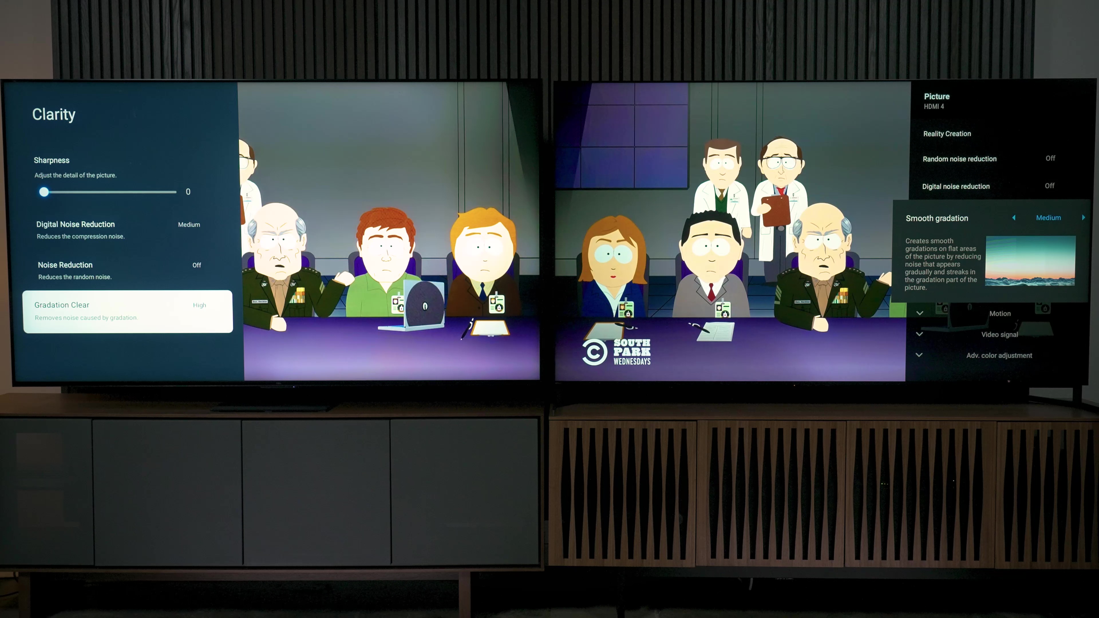 Comparação lado a lado das opções do menu de gradação suave aplicadas a uma cena de South Park em um Sony Bravia X95L vs TCL QM8.