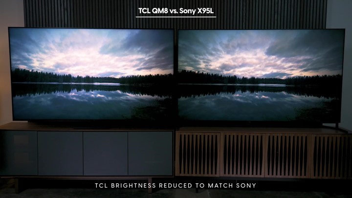 Comparaison côte à côte d'un coucher de soleil sur un Sony Bravia X95L et un TCL QM8.