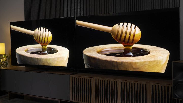 Comparaison côte à côte du Sony Bravia X95L et du TCL QM8 montrant une scène de bruines de miel sortant de récipients de miel.