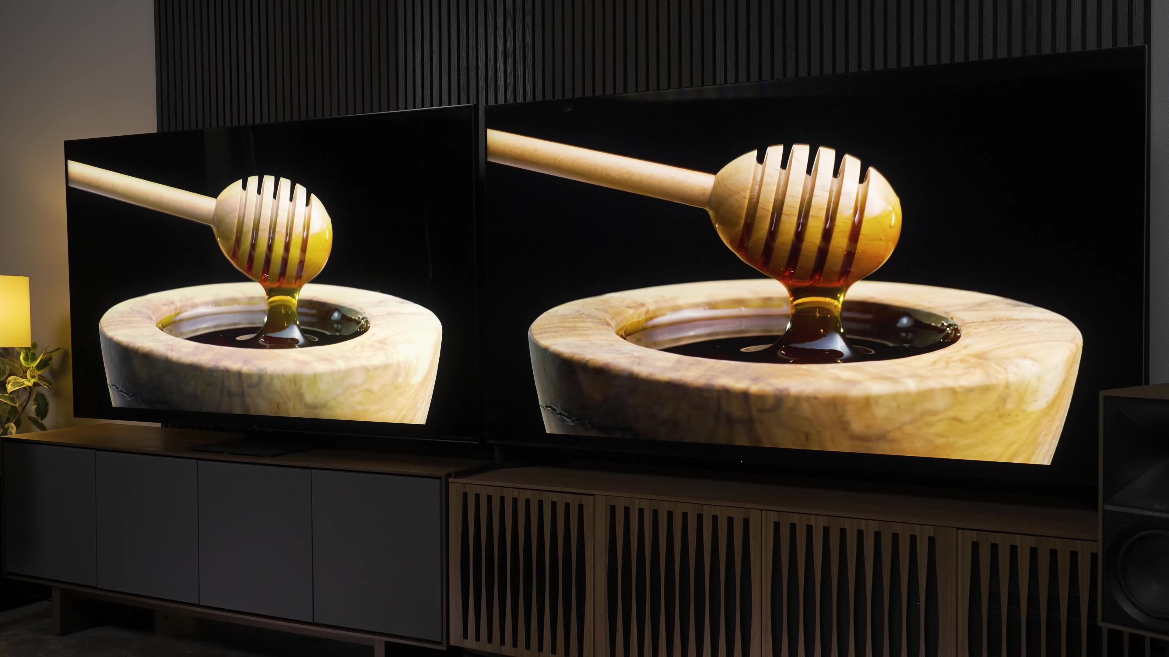 Comparação lado a lado entre Sony Bravia X95L e TCL QM8 mostrando uma cena de chuviscos de mel subindo de recipientes de mel.