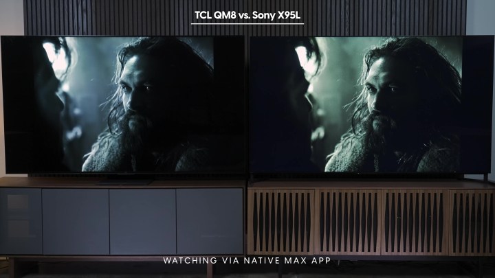 Comparaison côte à côte d'une capture d'écran de Justice League telle qu'elle apparaît sur l'application Max native du Sony Bravia X95L par rapport au TCL QM8.