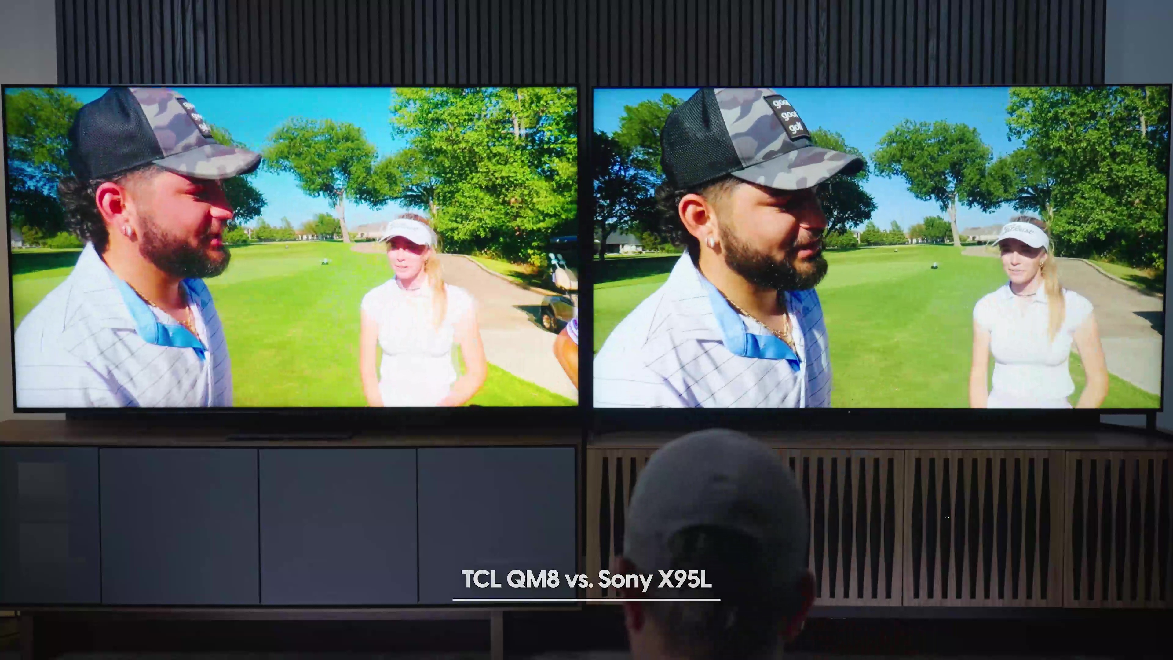 Comparación lado a lado de un hombre entrevistado en un campo de golf con una mujer al fondo en un Sony Bravia X95L frente a un TCL QM8.