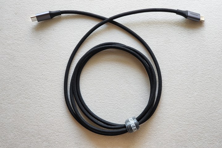 Ugreen Nexode 300W USB 集线器随附的 USB-C 电缆。