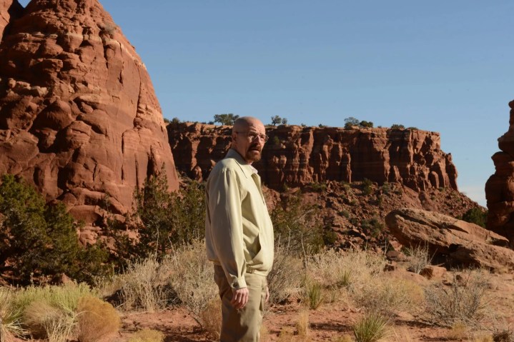 Walter White está solo en el desierto en la temporada 5 de Breaking Bad.