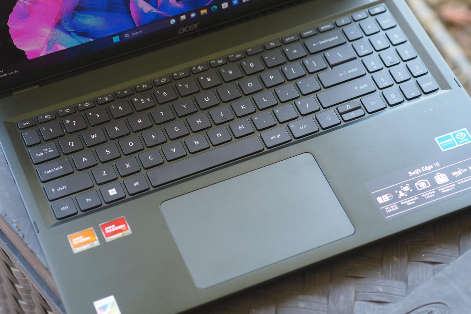 Acer Swift Edge 16'nın klavye ve dokunmatik yüzeyi gösteren yukarıdan aşağıya görünümü.