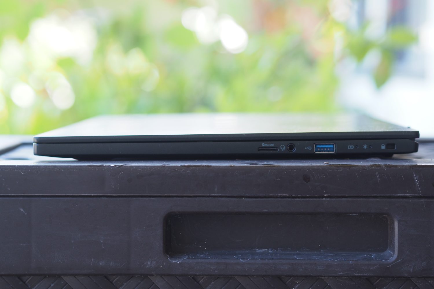 Acer Swift Edge 16'nın sağ tarafı bağlantı noktalarını gösteriyor.