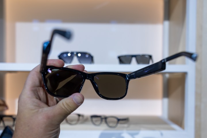 Un par de la versión de gafas de sol de Amazon Echo Frames en exhibición en el evento de dispositivos de otoño de Amazon de 2023.