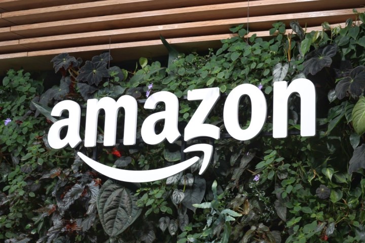 Ένα λογότυπο της Amazon που φαίνεται στο πλάι ενός κτιρίου.