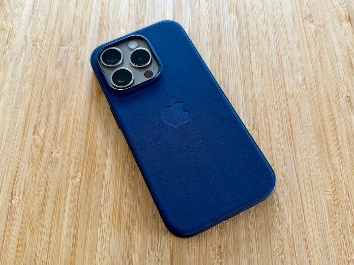 Coque Apple FineWoven en bleu Pacifique sur un iPhone 15 Pro en titane naturel.