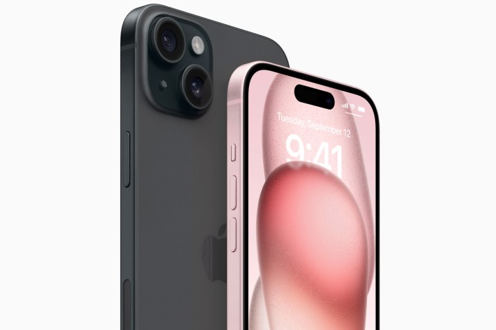 iPhone 15 в чёрном и розовом цветах.