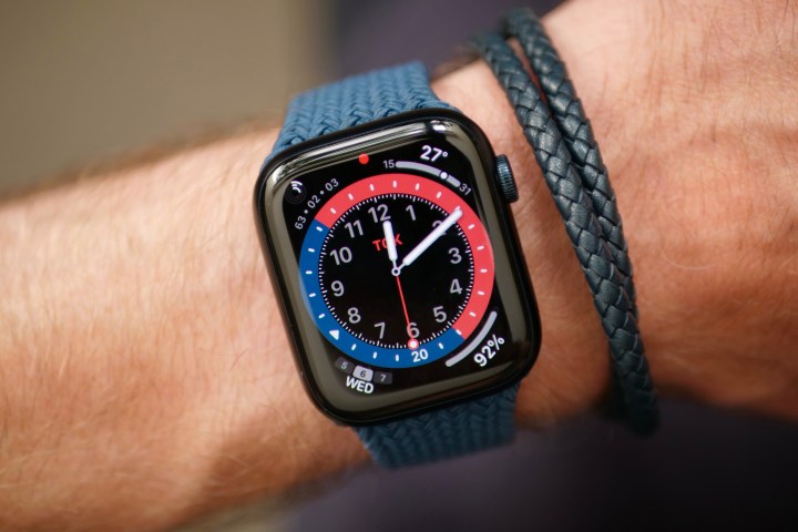 Una persona che indossa l'Apple Watch Series 8.
