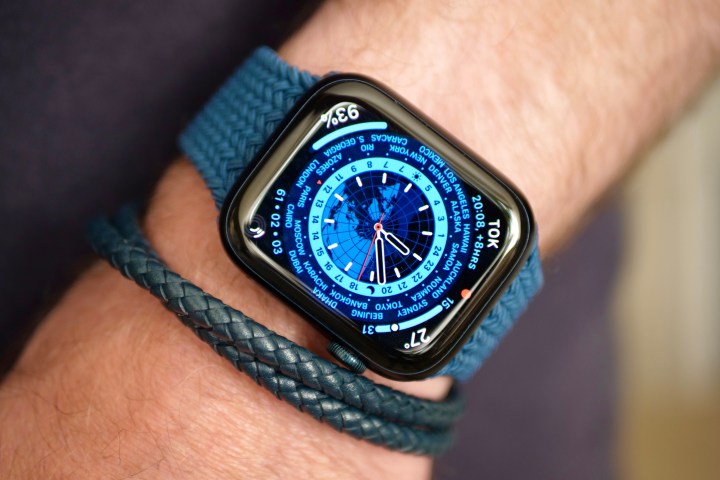 Una persona che indossa l'Apple Watch Series 8.