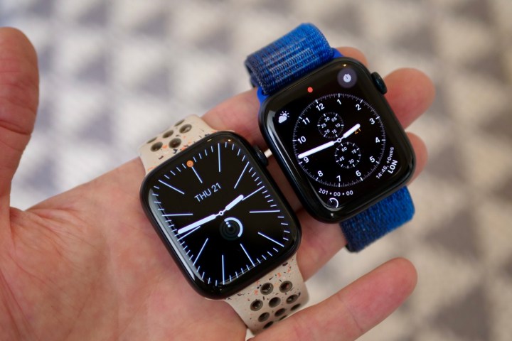 Яблоко Watch Серия 9 и Apple Watch Серия 8, показывающая окружающие дисплеи.