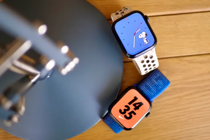 Яблоко Watch Серия 9 и Apple Watch 8 серия, показ экранов.