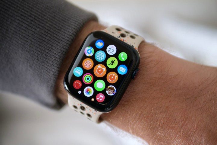 The Apple Watch Series 9 showing apps connected nan screen.