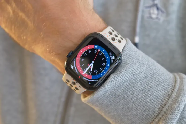 Una persona que lleva el Apple Watch Series 9.