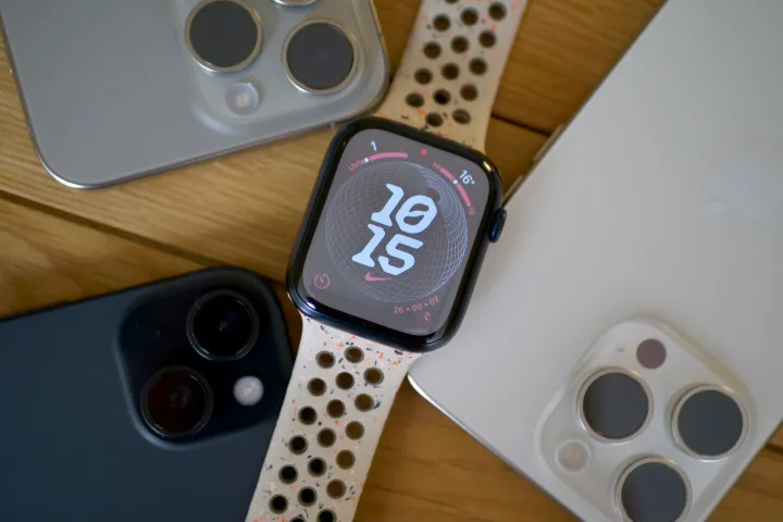 Apple Watch Series 9'daki Nike Globe saat kadranı.