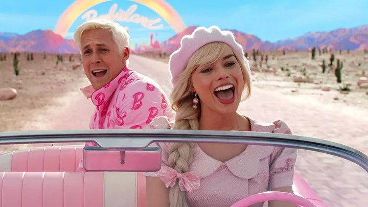 باربي وكين يغنيان ويقودان السيارة الوردية في مشهد من باربي.