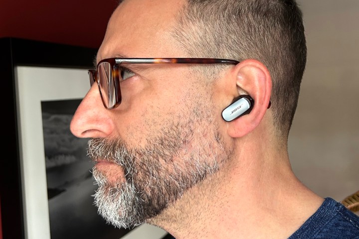 Simon Cohen indossa gli auricolari Bose QuietComfort Ultra.