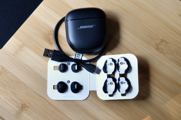Auricolari Bose QuietComfort Ultra con accessori.
