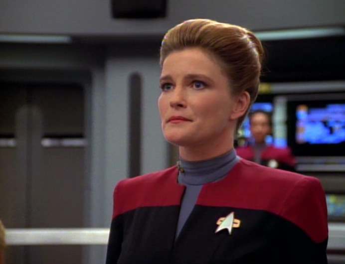 Le Capitaine Janeway prononce un discours sur la passerelle du Starship Voyager