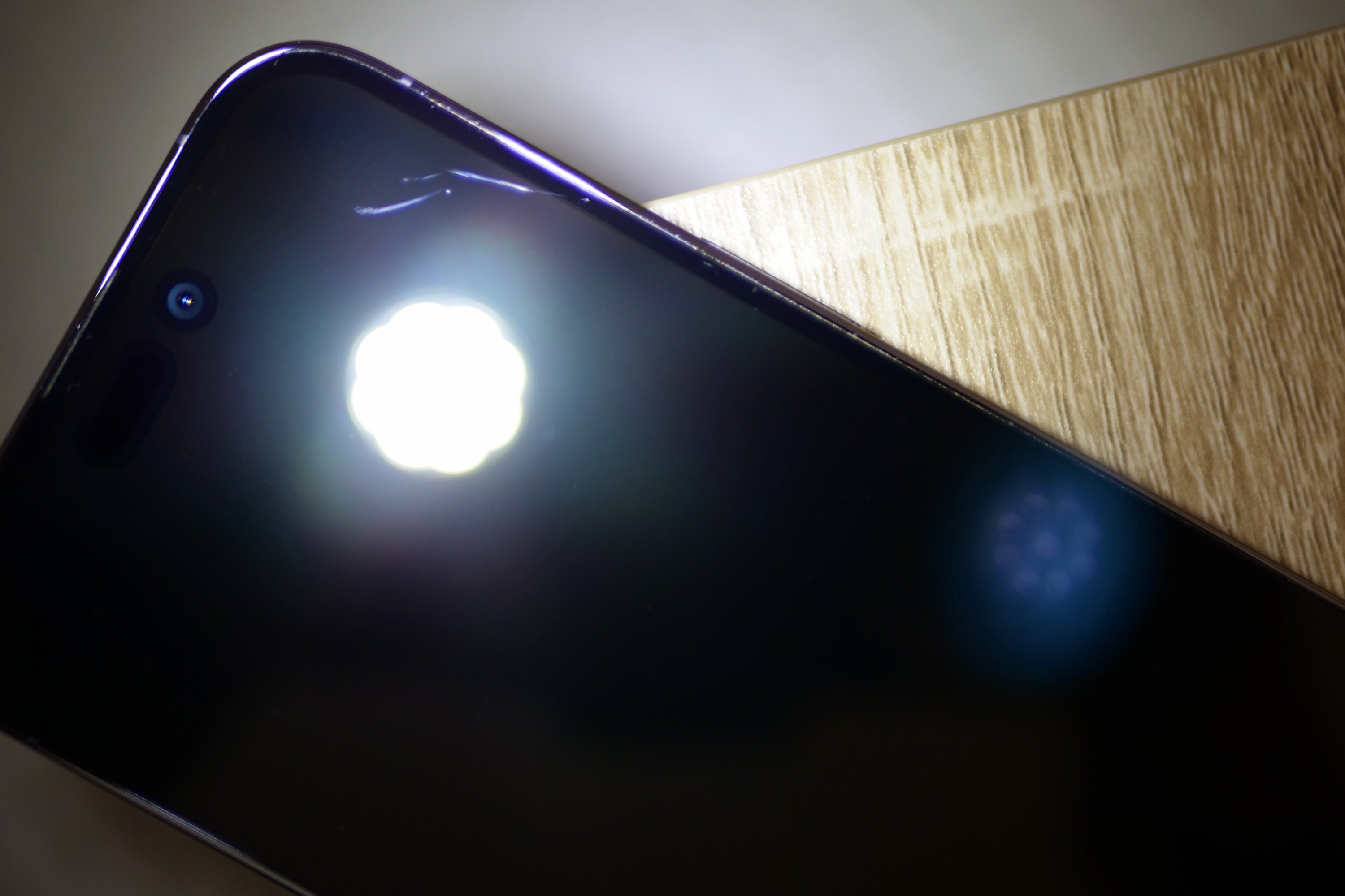 This is what an iPhone looks like after a year with no screen protector - Vimarsana News