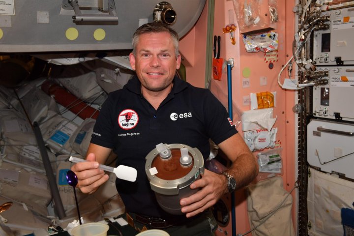 El astronauta Andreas Mogensen con su mousse de chocolate a bordo de la estación espacial.