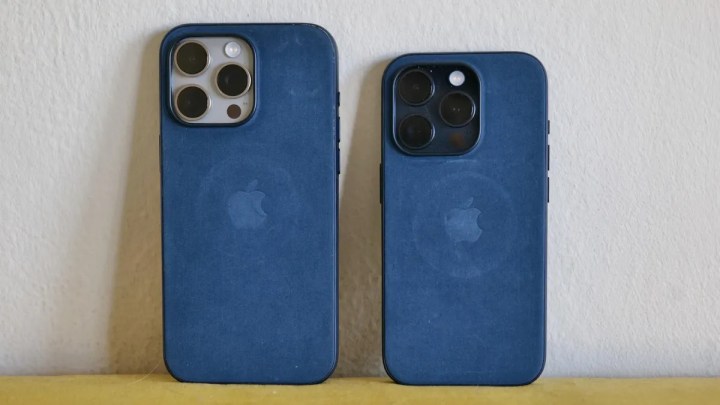 Coques FineWoven sur un iPhone 15 Pro Max (à gauche) et un iPhone 15 Pro après une semaine d'utilisation par l'écrivain de CNET Patrick Holland.