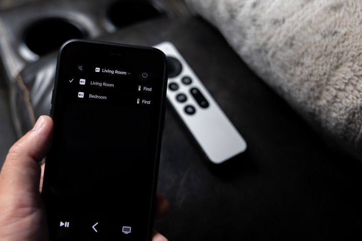 Ứng dụng Điều khiển từ xa trên iPhone đang hiển thị hai thiết bị Apple TV và công cụ tìm điều khiển từ xa bị mất.