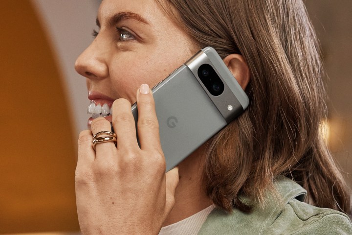 कोई व्यक्ति Google Pixel 8 के साथ फ़ोन पर बात कर रहा है।
