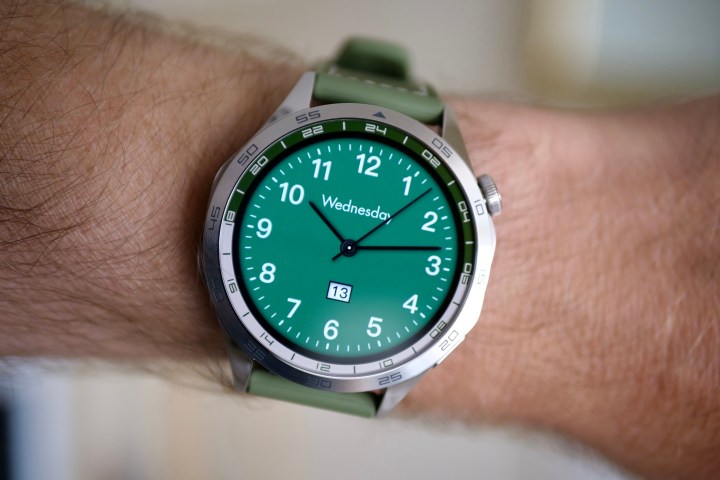 Huawei Watch GT 4 mains sur une montre intelligente incroyable pour certains téléphones visage vert