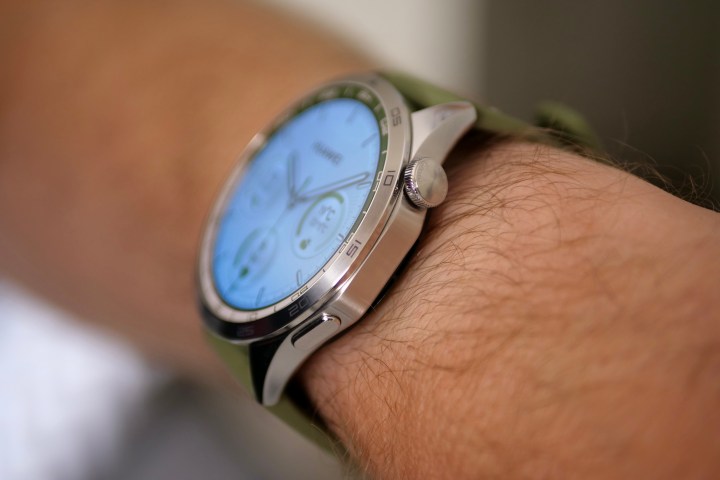 Le côté de la Huawei Watch GT 4 sur le poignet d'une personne.