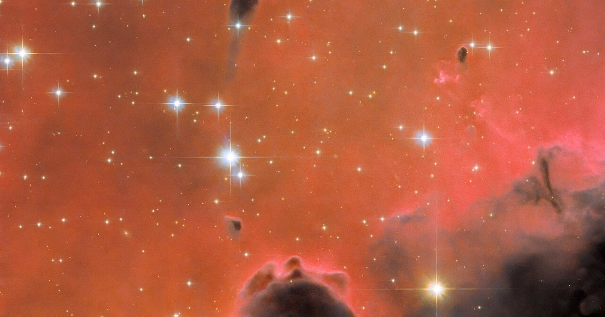 Hubble fotografía una nebulosa con un brillo anaranjado procedente de estrellas jóvenes y calientes