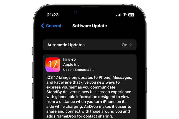 iPhone que muestra la pantalla de actualización solicitada de iOS 17.
