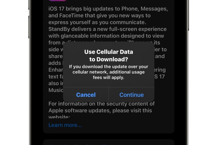 Solicite en el iPhone que confirme el uso de datos celulares para descargar la actualización de iOS 17.