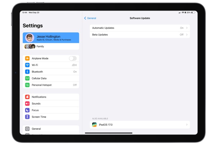 iPad mostrando actualización de software con iPadOS 17 actualización disponible.