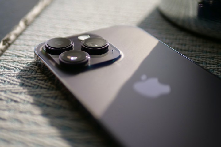iPhone 14 Pro'nun kamera modülünün yakından görünümü.