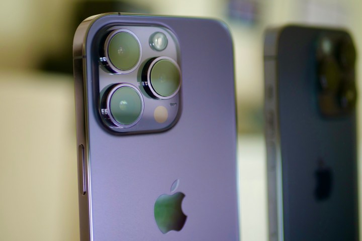 Un primo piano del modulo fotocamera dell'iPhone 14 Pro.