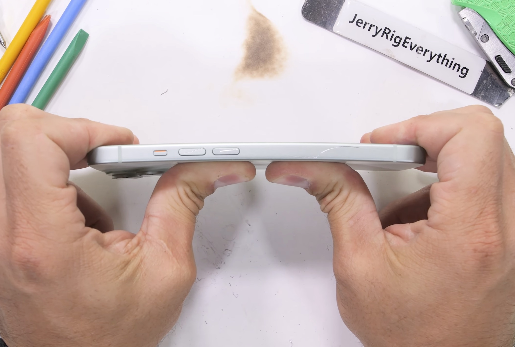 Watch how the iPhone 15 handles YouTuber's bend test - Vimarsana News