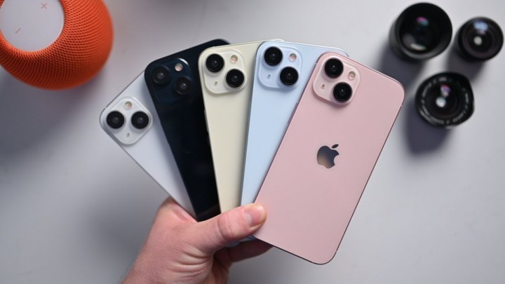 Unità fittizie per iPhone 15 che mostrano i colori bianco, nero, giallo, blu e rosa.