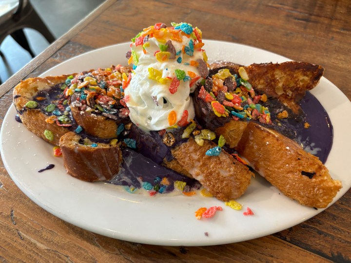 Fruity Pebbles Ube French Toast scattata con iPhone 15.