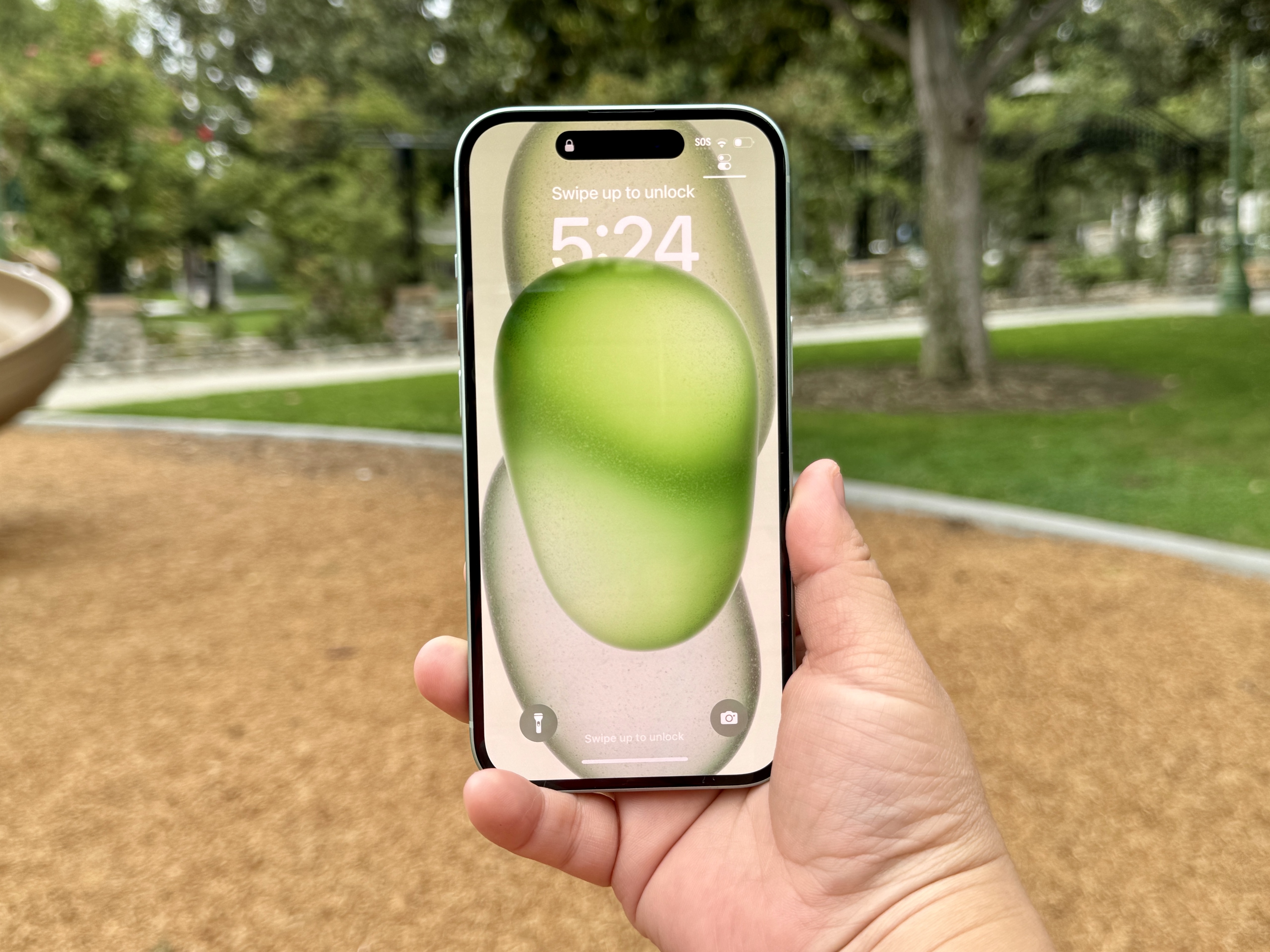 Una pantalla de bloqueo verde del iPhone 15.