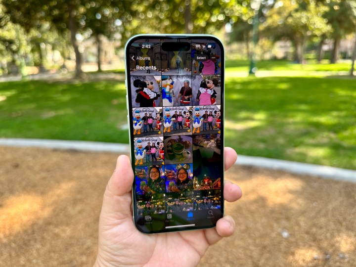 Un iPhone 15 verde que muestra la aplicación Fotos.