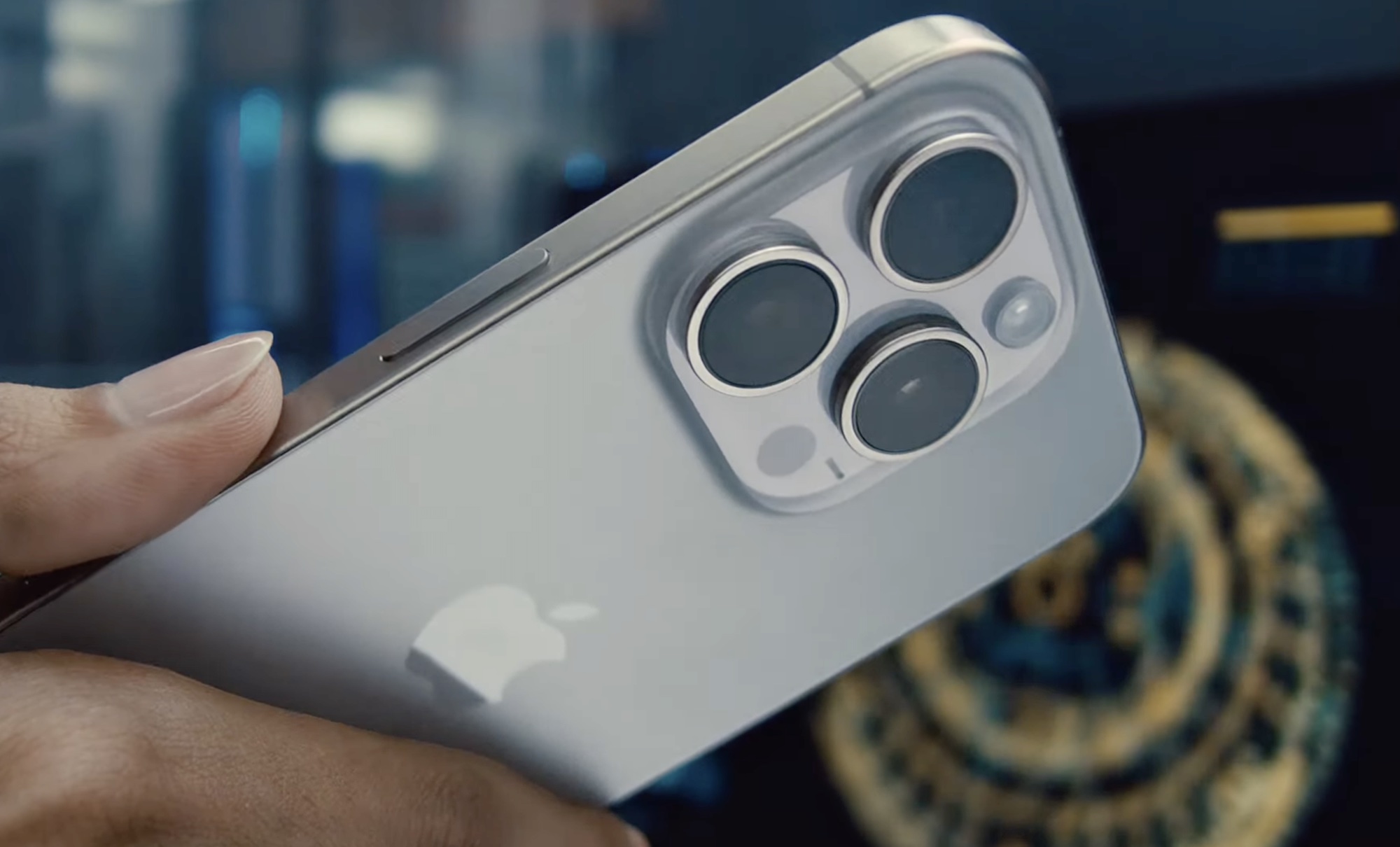 iPhone 15 Pro'nun kamera modülünün görünümü.