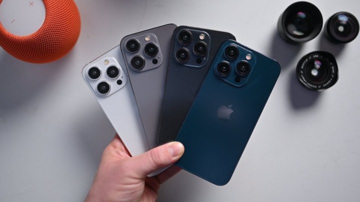 Unità fittizie per iPhone 15 Pro che mostrano le opzioni di colore argento, grigio titanio, grigio siderale e blu scuro.