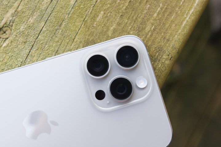 Vista en primer plano de las cámaras en el iPhone 15 Pro Max.
