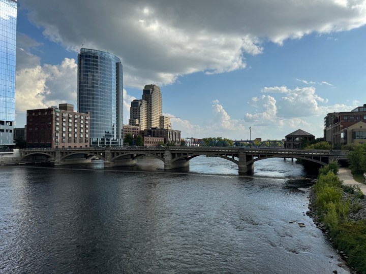 Foto del fiume Grand Rapids scattata dalla fotocamera principale dell'iPhone 15 Pro Max.