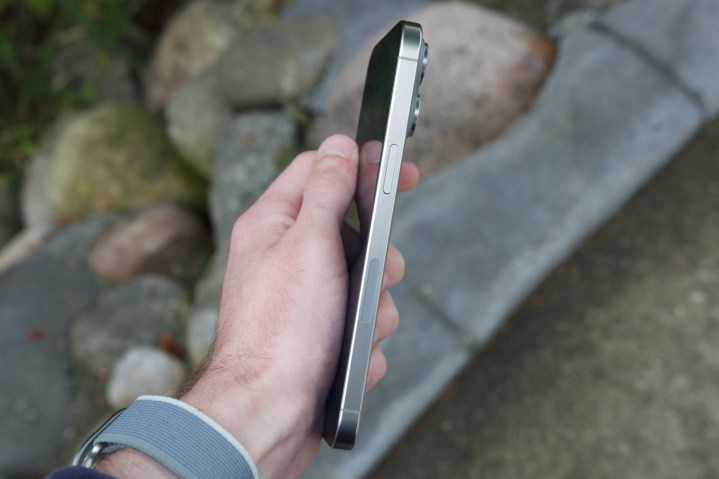 Vista ravvicinata della cornice in titanio di iPhone 15 Pro Max.