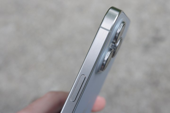 Vista ravvicinata della cornice in titanio di iPhone 15 Pro Max.
